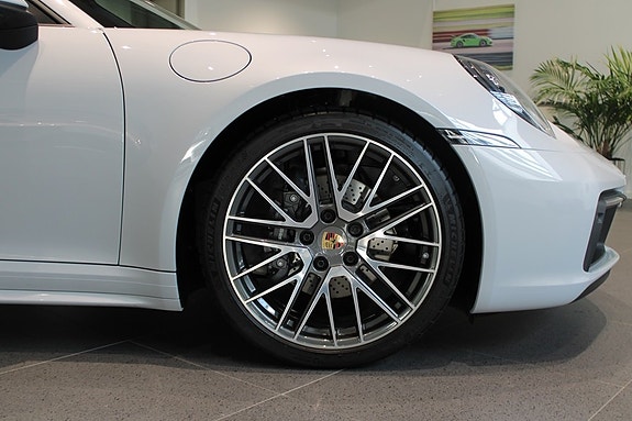 Porsche 911 Targa 4 9 of 16