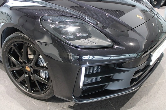 Porsche Panamera 4 8 of 16