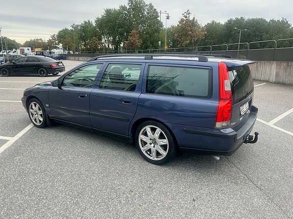 Volvo V70 2 of 6