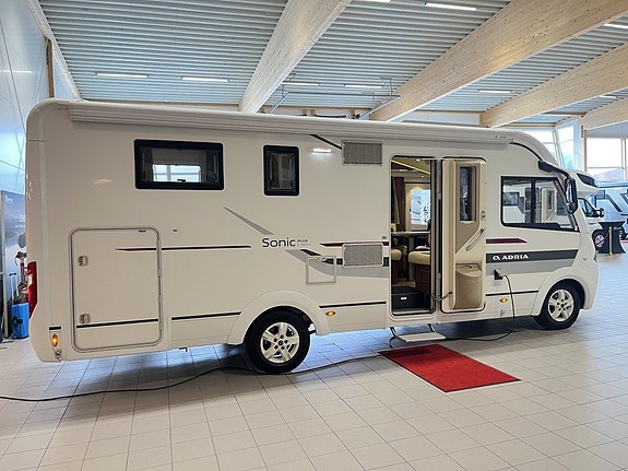 Adria SONIC 700 SC (TRUMA+4 250kg+Solcell+Ugn) 4 of 27