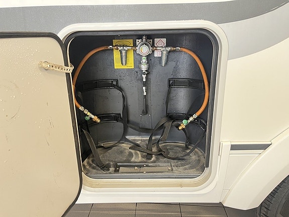 Adria SONIC 700 SC (TRUMA+4 250kg+Solcell+Ugn) 8 of 27