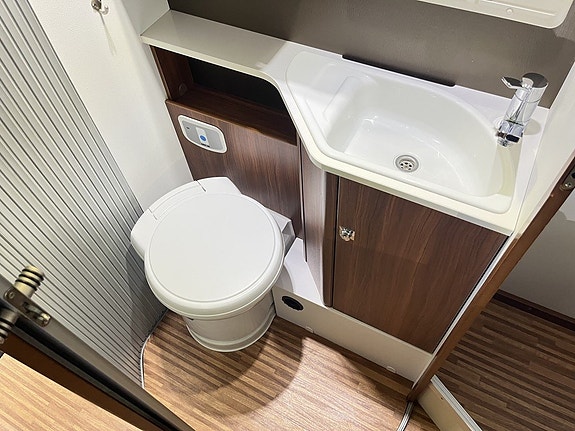 Adria SONIC 700 SC (TRUMA+4 250kg+Solcell+Ugn) 21 of 27