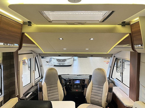 Adria SONIC 700 SC (TRUMA+4 250kg+Solcell+Ugn) 11 of 27