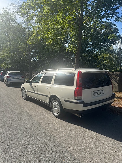 Volvo V70 2 of 5