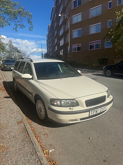 Volvo V70 4 of 5