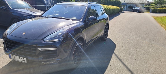 Porsche Cayenne Turbo 2 of 7