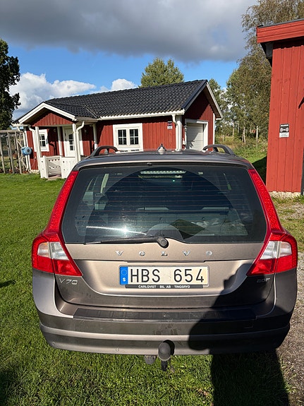 Volvo V70 2 of 6