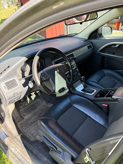 Volvo V70 4 of 6
