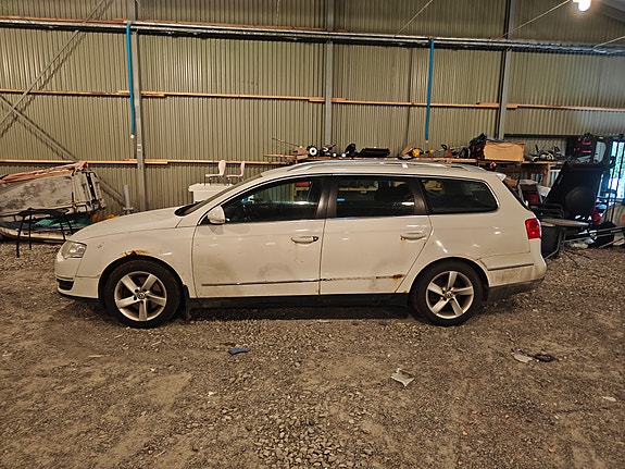 Volkswagen Passat 2 of 3