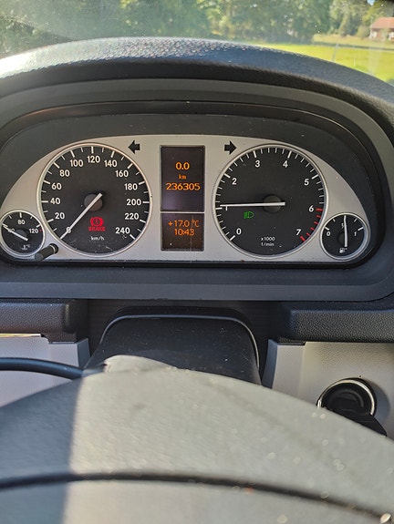 Mercedes-Benz B170 3 of 3