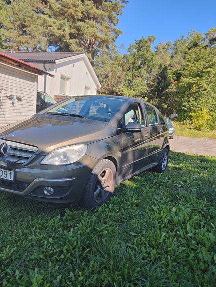 Mercedes-Benz B170 2 of 3
