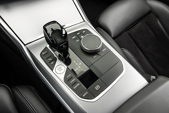 BMW 330e 13 of 21