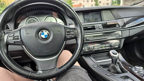 BMW 523i 2 of 4