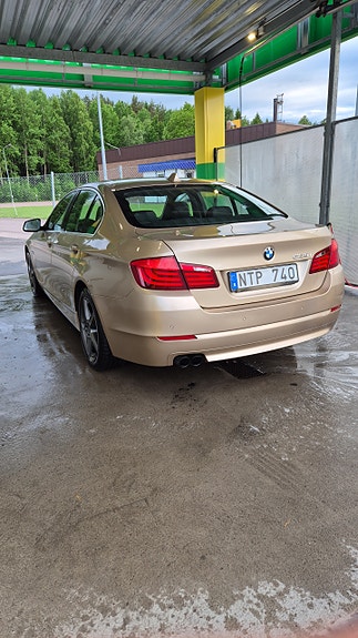 BMW 523i 3 of 4