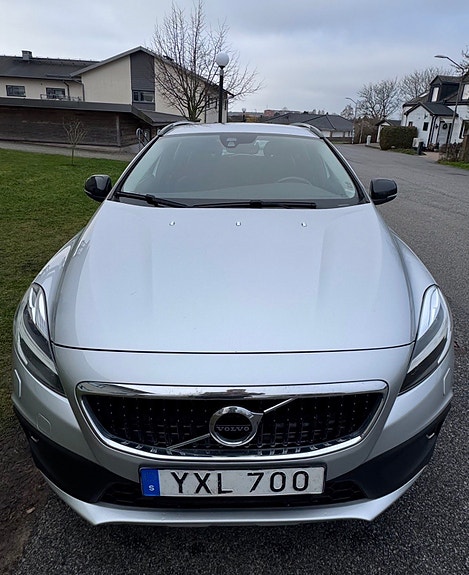 Volvo V40 Cross Country 2 of 8