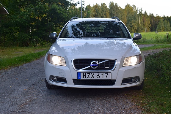 Volvo V70 2 of 12