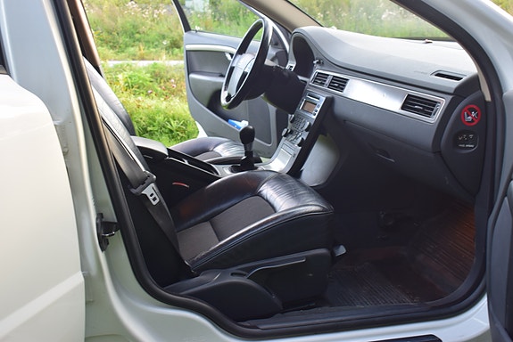 Volvo V70 7 of 12