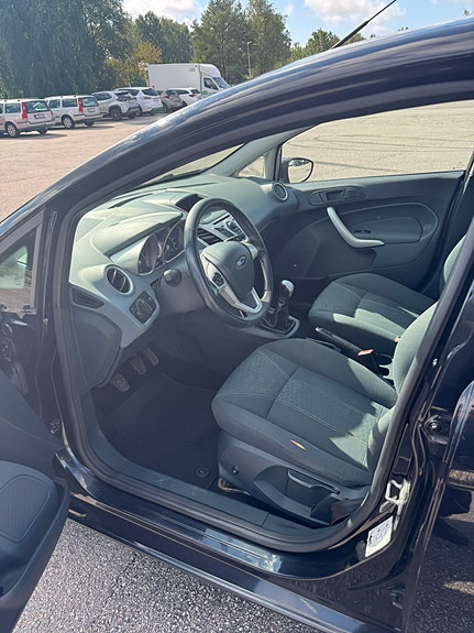 Ford Fiesta 5 of 6