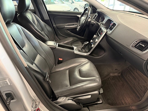 Volvo S60 Cross Country 9 of 18
