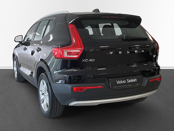 Volvo XC40 2 of 18