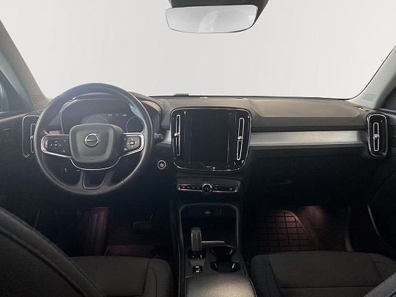 Volvo XC40 6 of 18