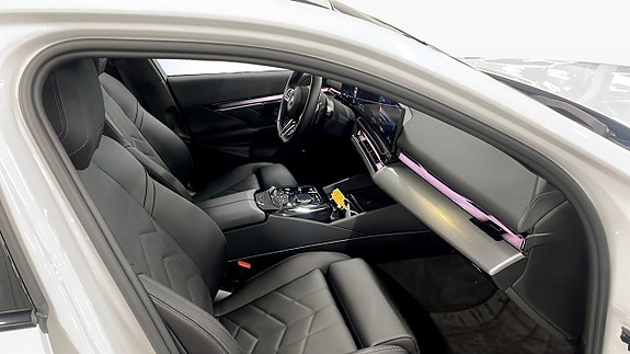 BMW 530e 3 of 9