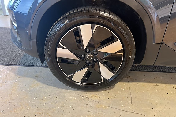 Volvo EX40 12 of 21
