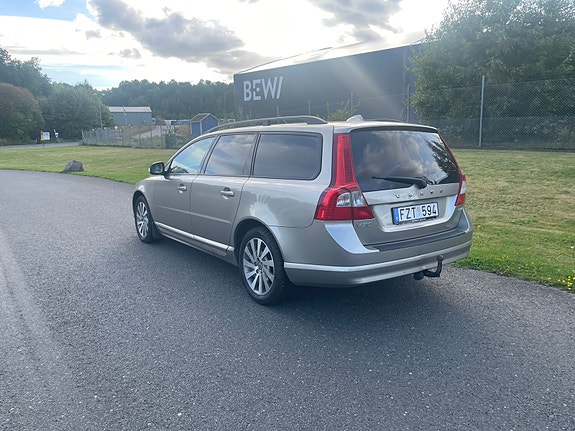 Volvo V70 2 of 9