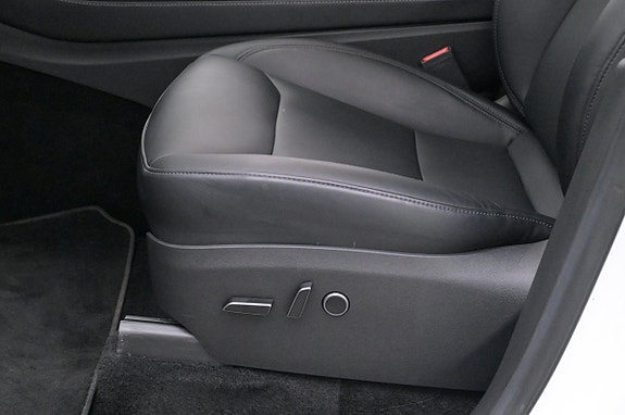 Tesla Model Y 10 of 27