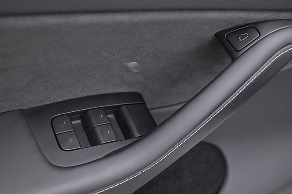 Tesla Model Y 11 of 27
