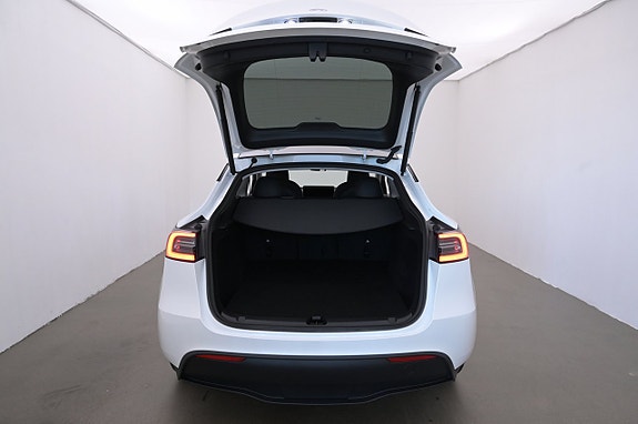 Tesla Model Y 23 of 27