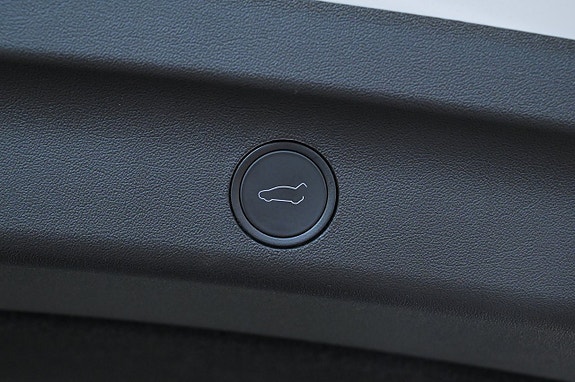 Tesla Model Y 24 of 27