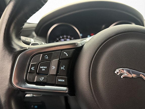 Jaguar XE 19 of 28