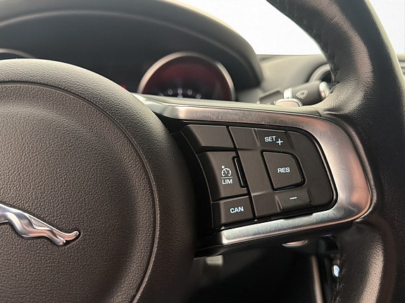 Jaguar XE 18 of 28