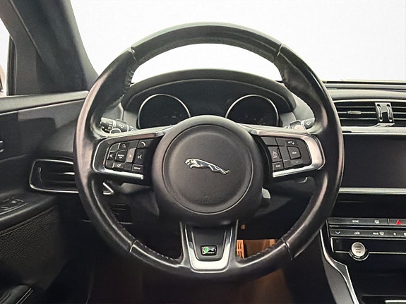 Jaguar XE 11 of 28