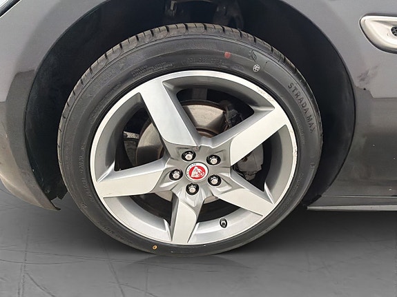 Jaguar XE 25 of 28