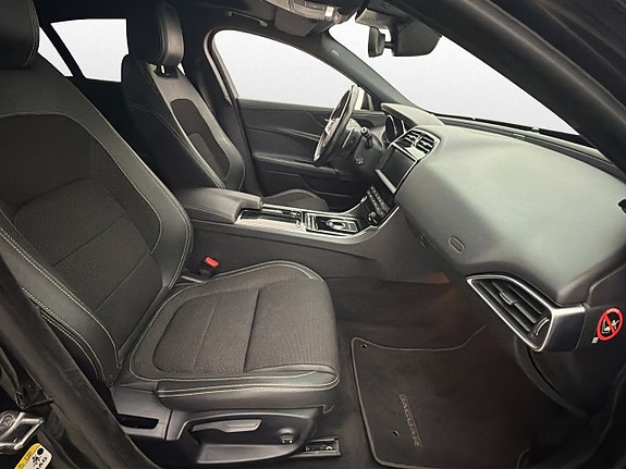 Jaguar XE 9 of 28