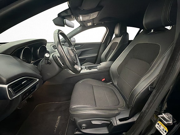 Jaguar XE 12 of 28