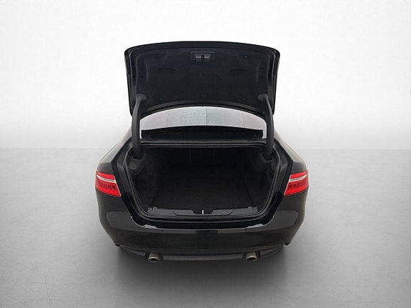 Jaguar XE 8 of 28