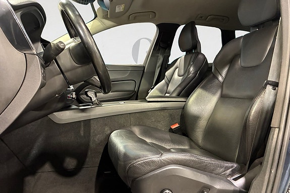 Volvo XC60 3 of 17