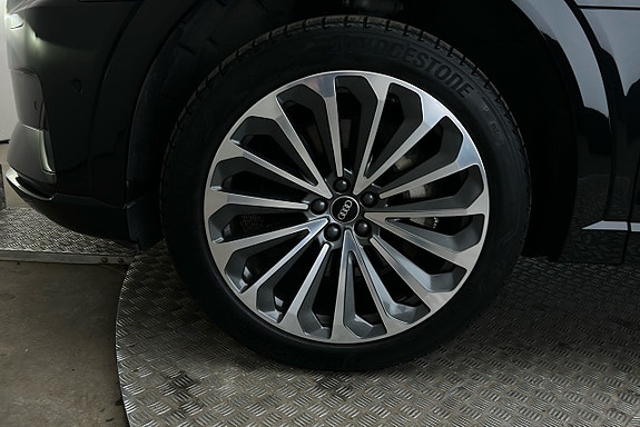 Audi e-tron 12 of 26
