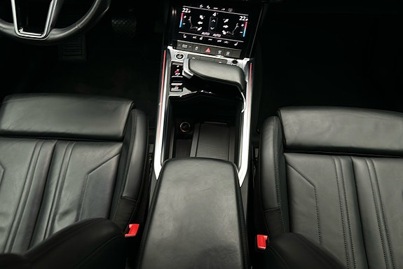 Audi e-tron 9 of 26