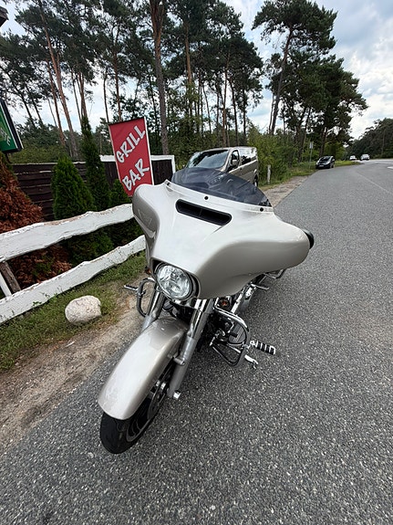 Harley-Davidson Street Glide 2 of 5