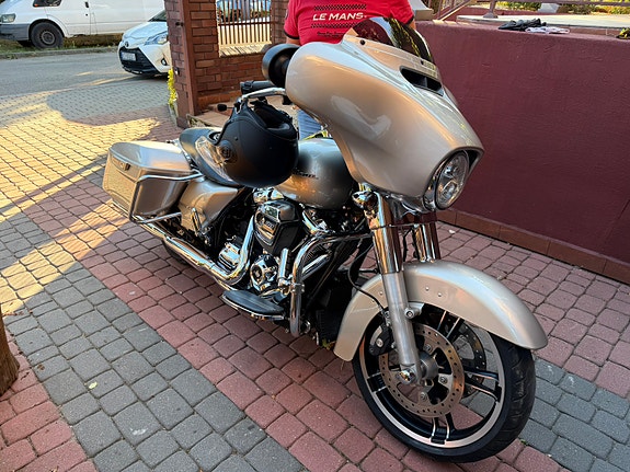 Harley-Davidson Street Glide 4 of 5