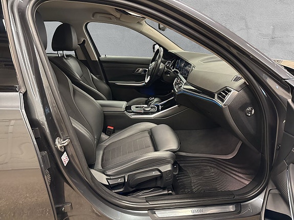 BMW 330e 13 of 25