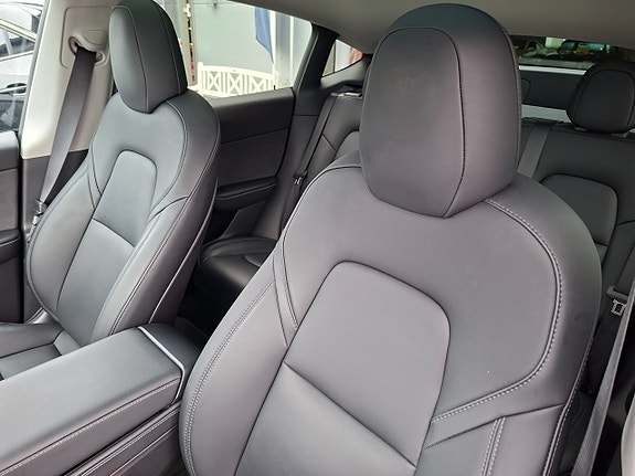 Tesla Model Y 13 of 16