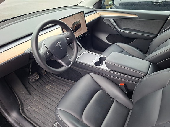 Tesla Model Y 9 of 16
