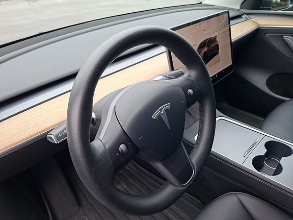 Tesla Model Y 10 of 16