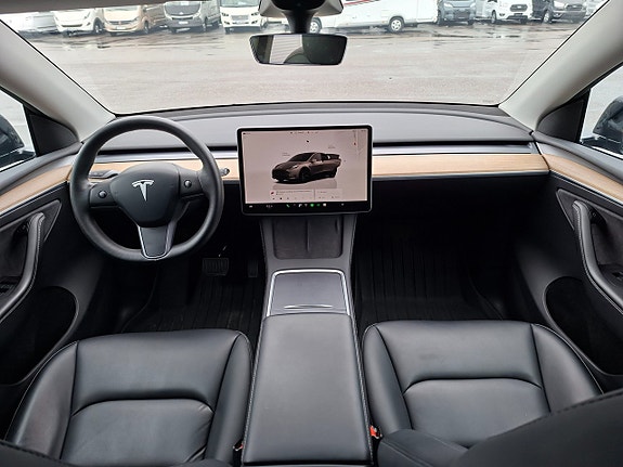 Tesla Model Y 7 of 16
