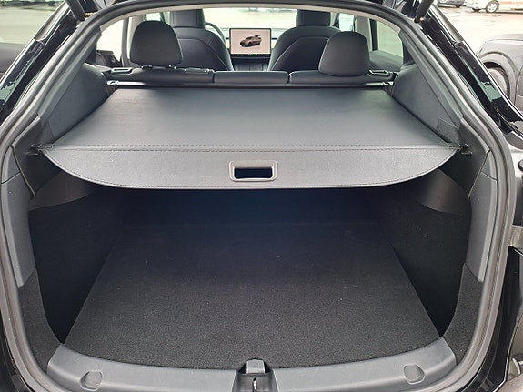 Tesla Model Y 16 of 16